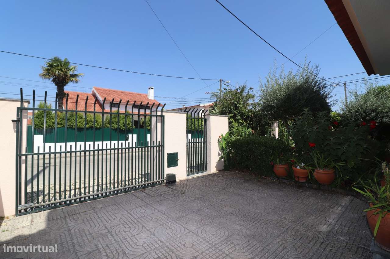 Moradia T4 com Piscina, Cave Ampla-16