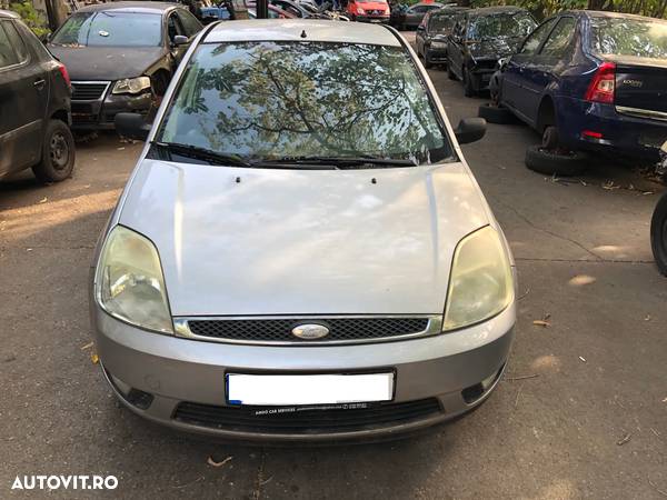 Dezmembrez Ford Fiesta gri argintiu benzina 2005 - 1