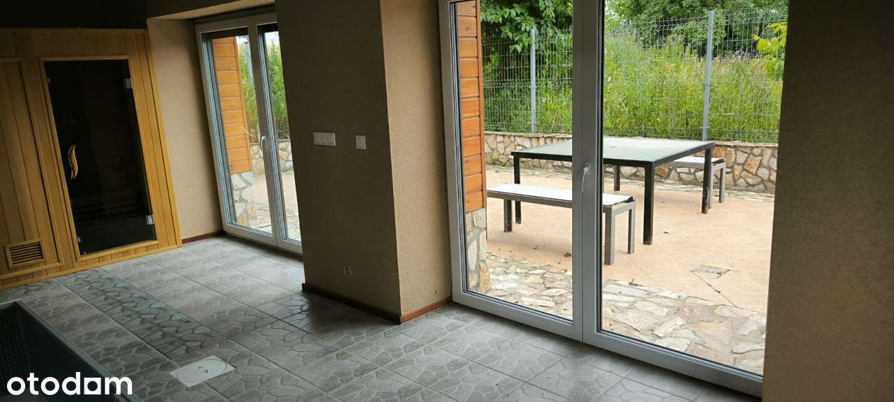 Dom jednorodzinny z basenem i sauną-7