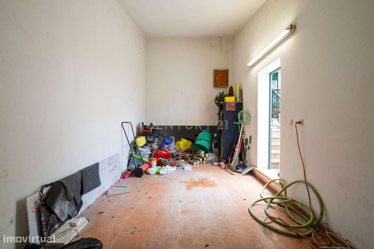 Moradia, com 5 quartos, em Pinheiros de Azeitão, Setúbal - garagem e p-9