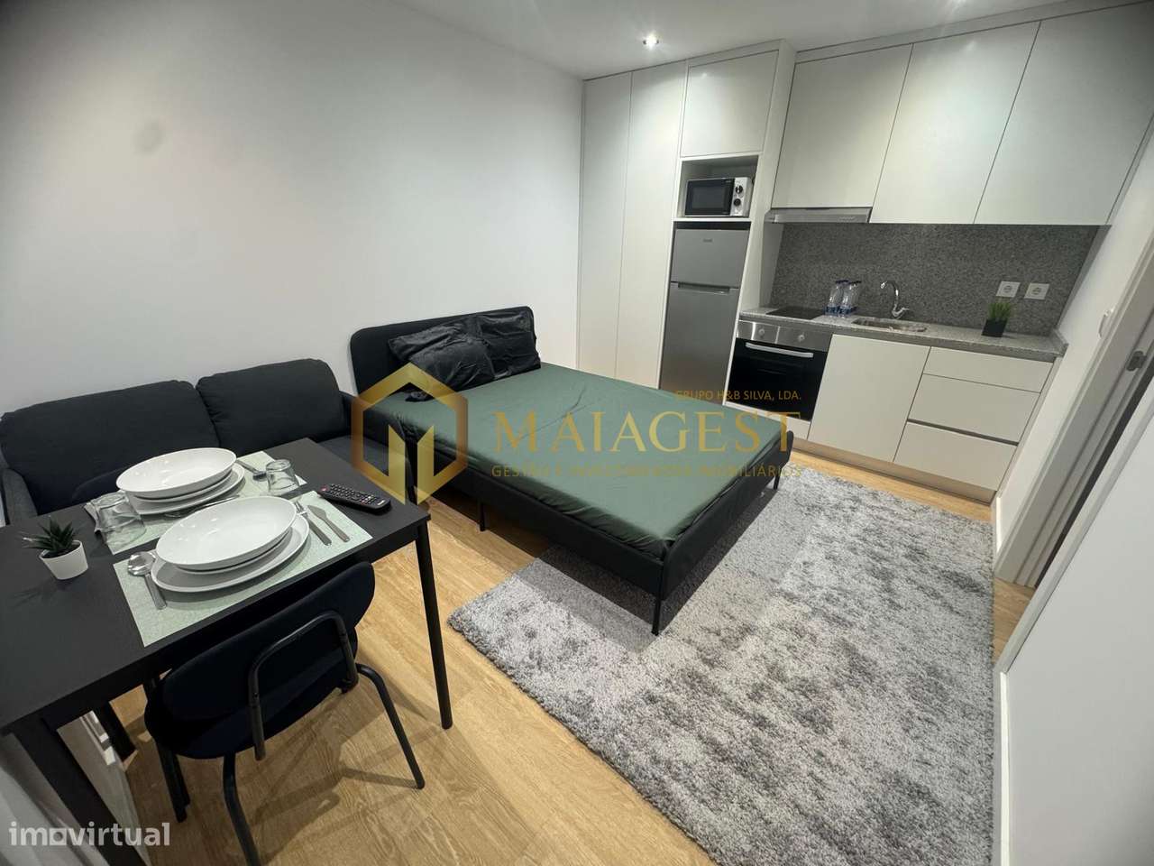 Moradia remodelada dividida em 3 habitações em Canelas-24