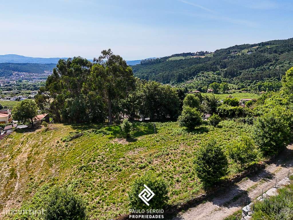 Amplo terreno na Póvoa de Lanhoso com vista panorâmica para o Caste... - Grande imagem: 4/9