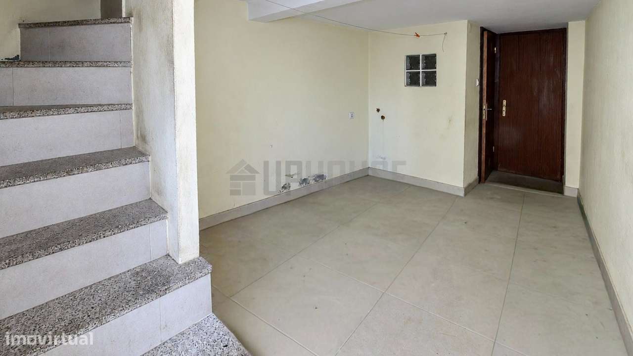 Moradia para Remodelar em Fragosela - Um Projeto com Potencial-9
