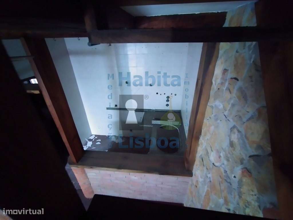 Moradia remodelada com terraço Junto à Baia do Seixal-19