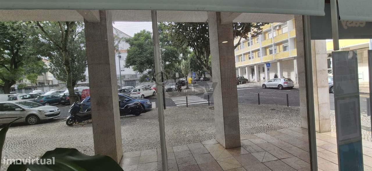 Loja com 66m2 na Venteira junto Igreja-17