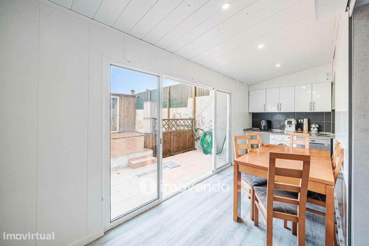 Apartamento T2, com logradouro grande, em Odivelas-7