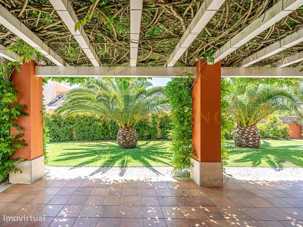 Moradia de traça tradicional com 7 assoalhadas-41