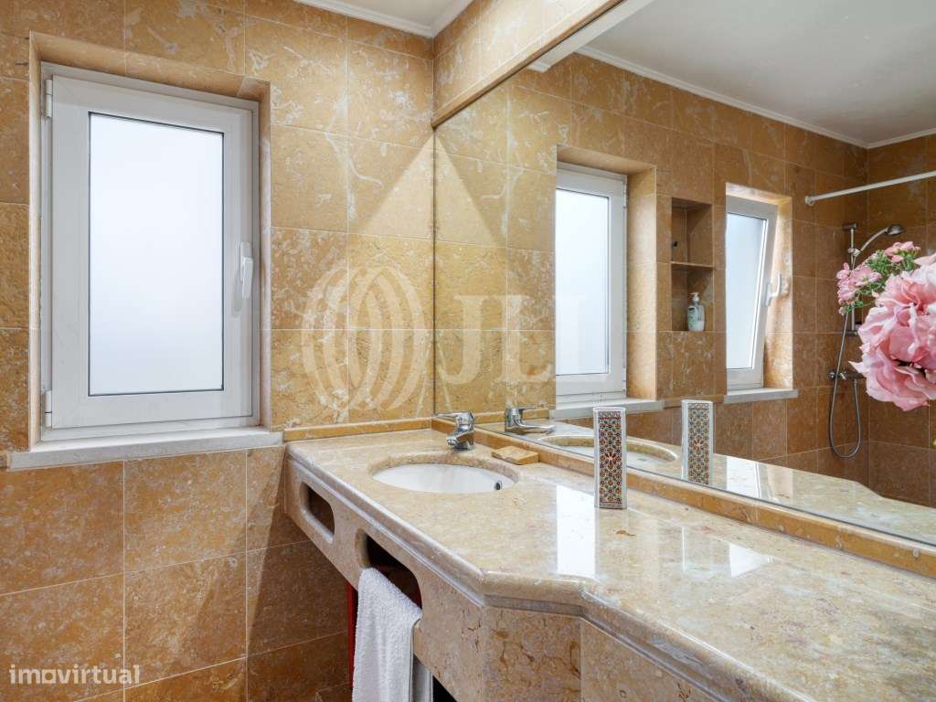 Moradia T4 com jardim no Banzão em Colares-43