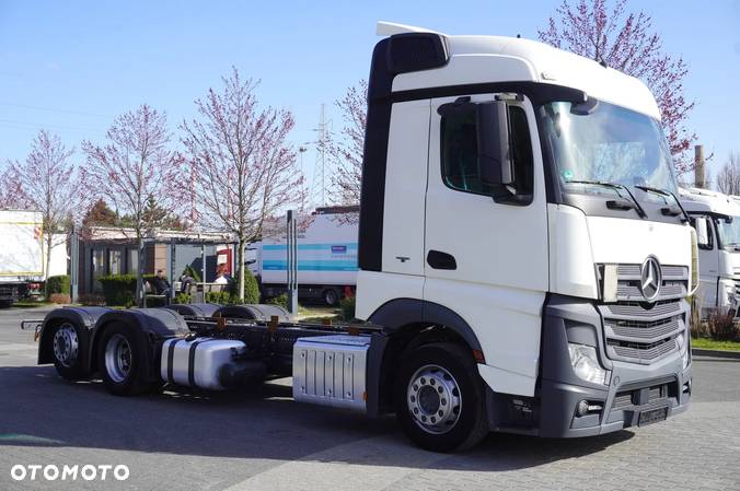 Mercedes-Benz Actros 2542 Low Deck 6×2 E6 / Rama do zabudowy / trzecia oś skrętna i podnoszona - 3