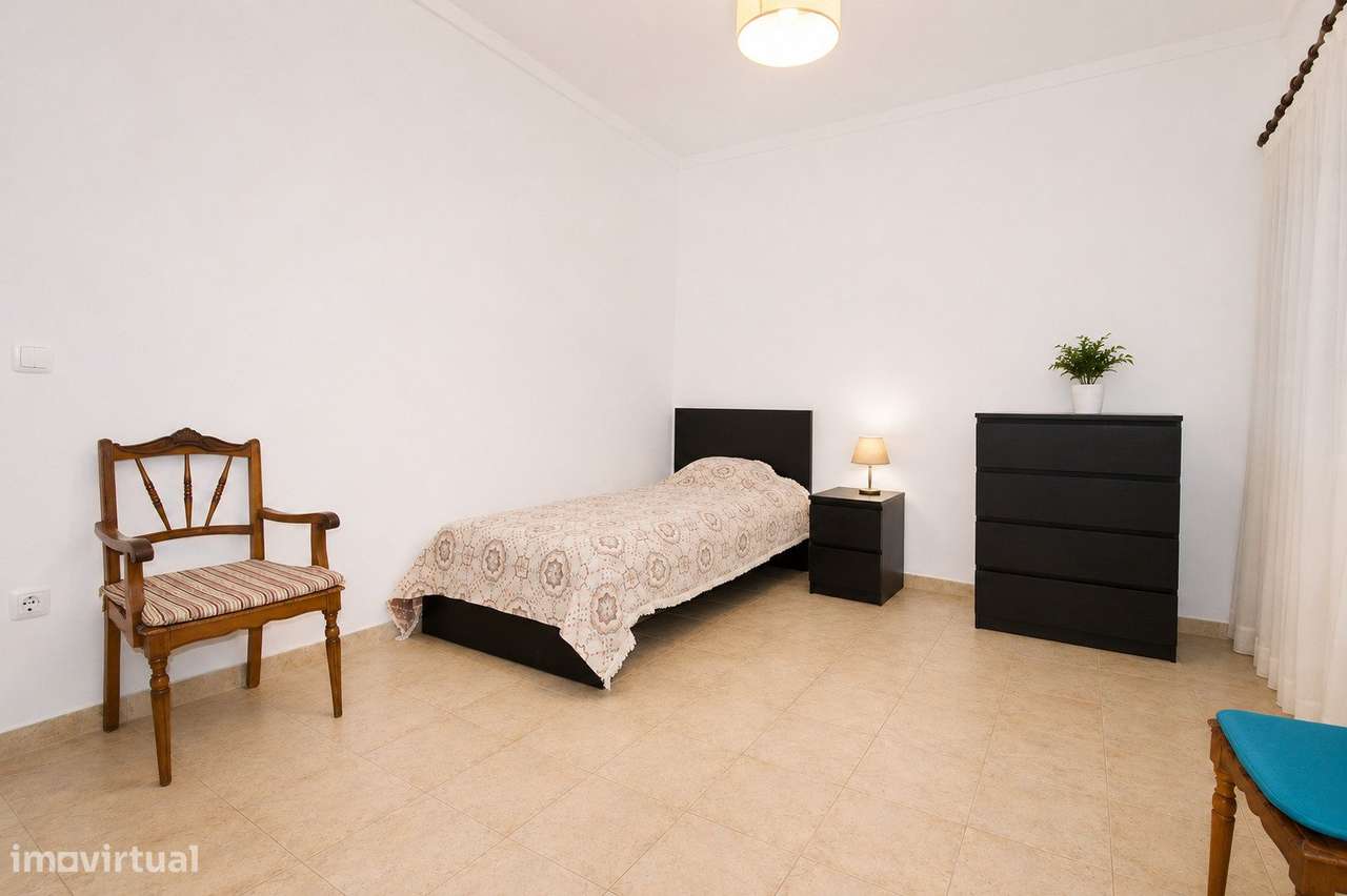 Moradia de Prestígio com T1 Independente, Terraço Panorâmico e Exce...-13
