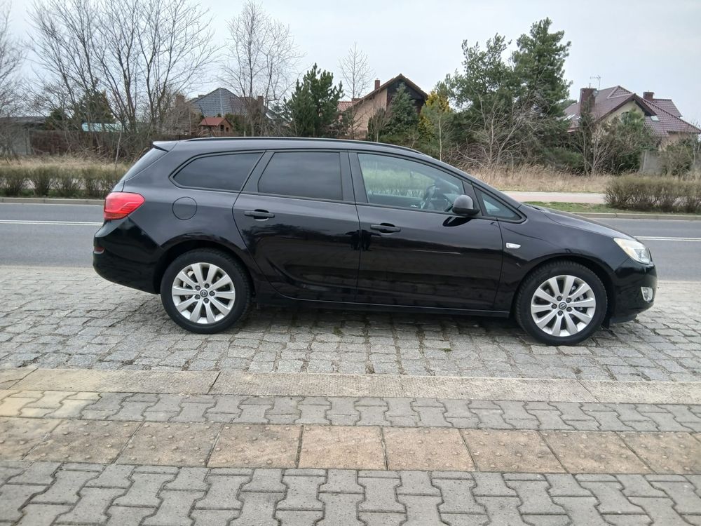 Opel Astra J 2011