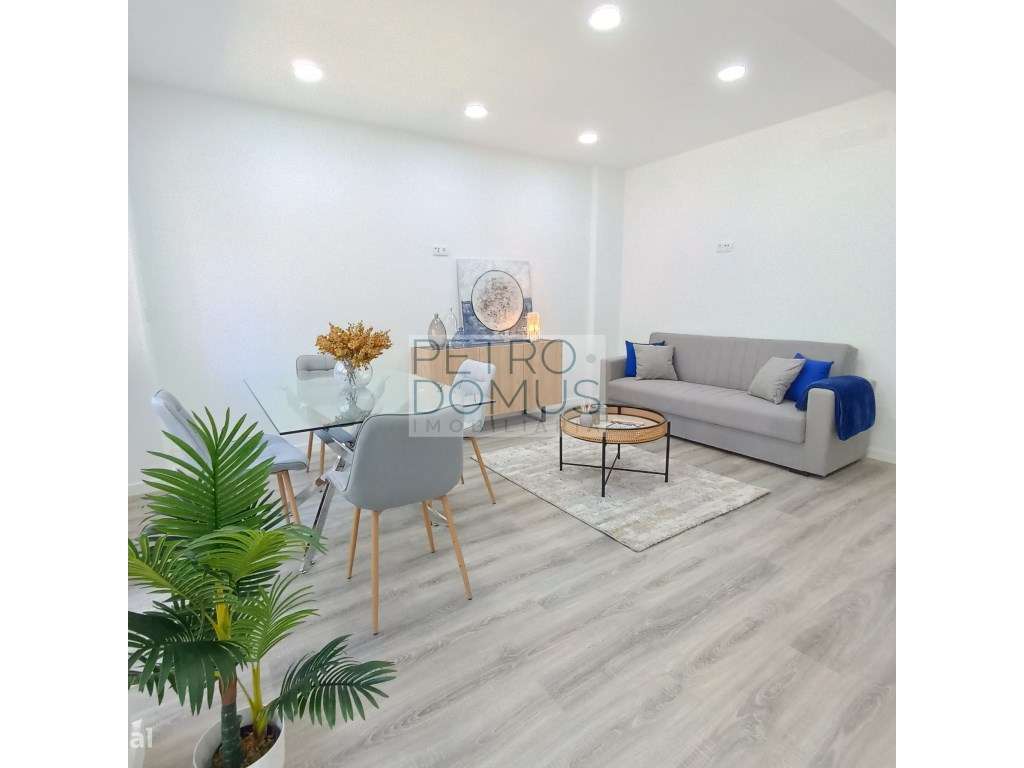 T3 EM REMODELAÇÃO TOTAL NA ESTRADA DE BENFICA (INCLUI HOME STAGING) - Grande imagem: 2/21