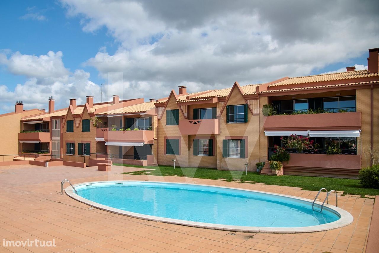 Apartamento T4 em condomínio fechado com piscina no Monte Estoril para