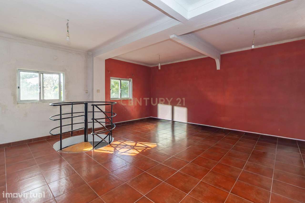 Moradia com construções de apoio, piscina e localização priviligiada-57