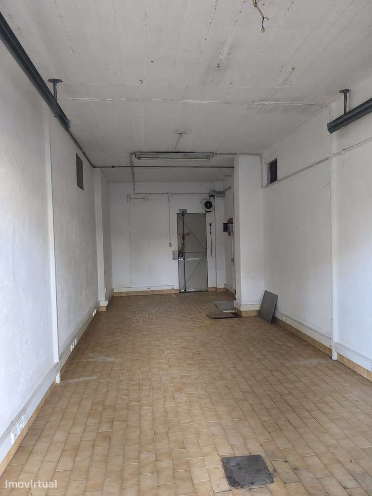 Garagem em Massamá Norte, Entrada Direta pela Rua (D.Inês de Castro) - Grande imagem: 3/8