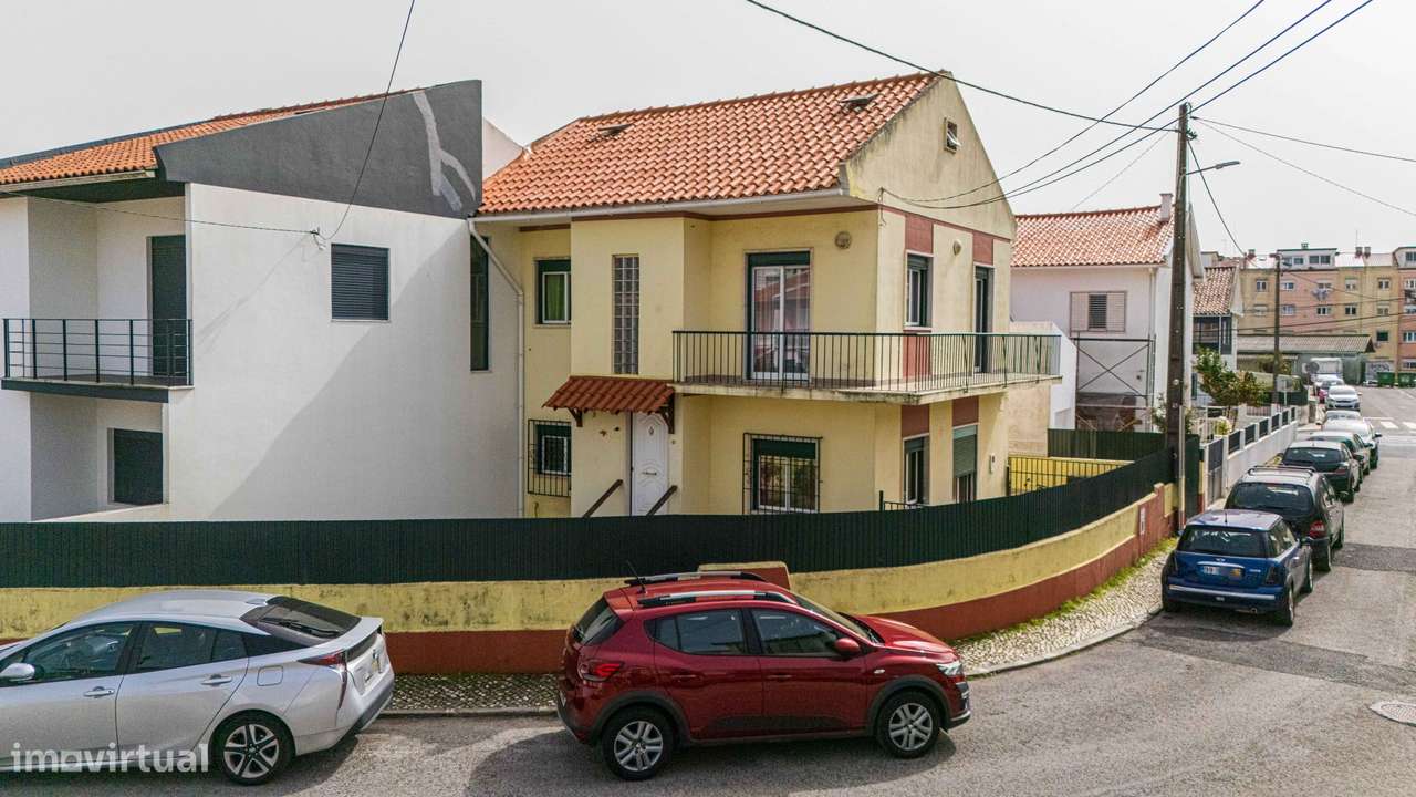 Moradia T5 transformada em T3 com aproveitamento de sótão MEM MARTINS-3