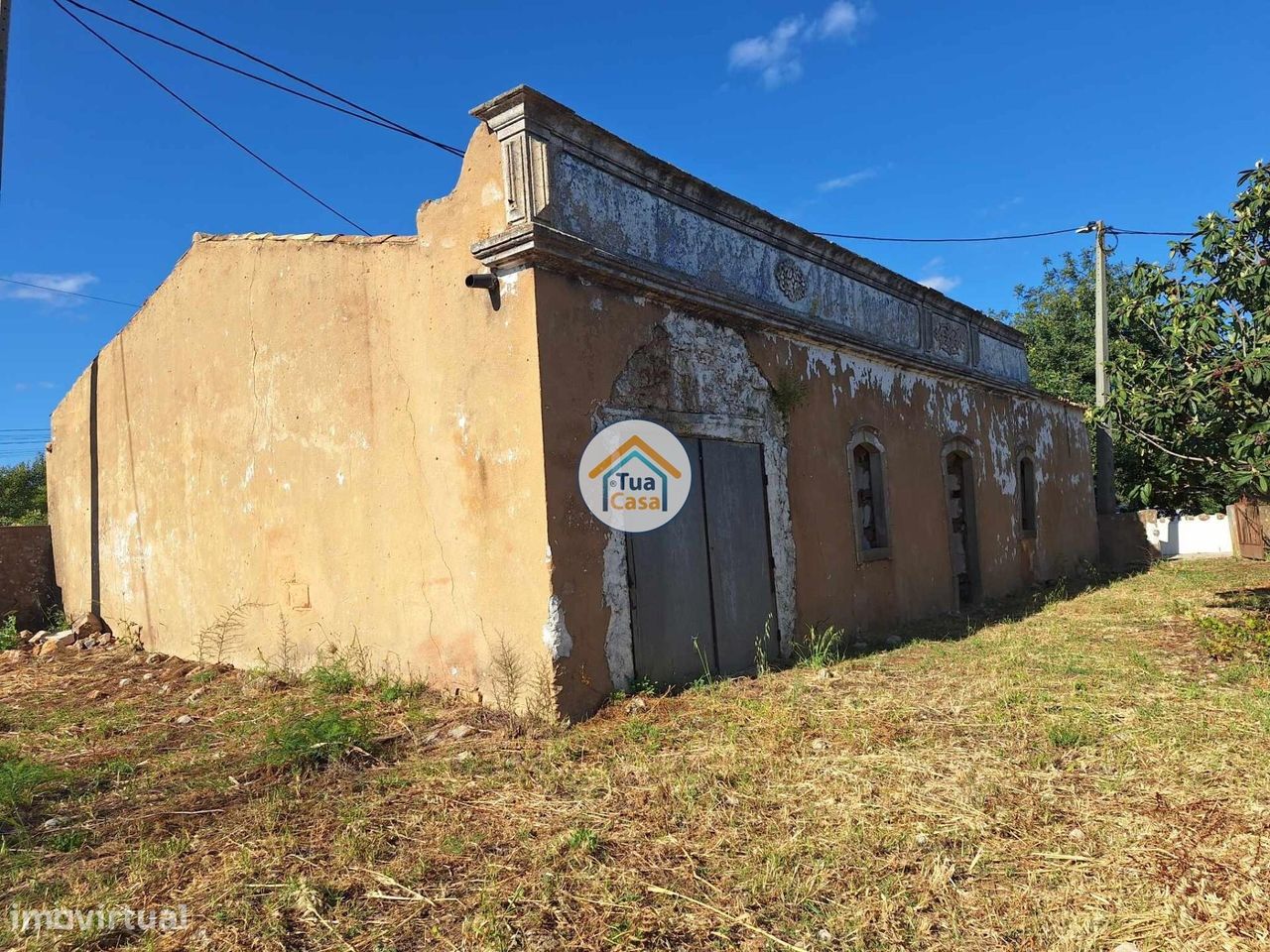 Moradia para Recuperar com Furo, Tanque e Terreno em Loulé