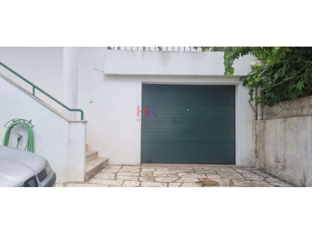 Vende-se Moradia Isolada M4+1 com garagem e jardim.-50
