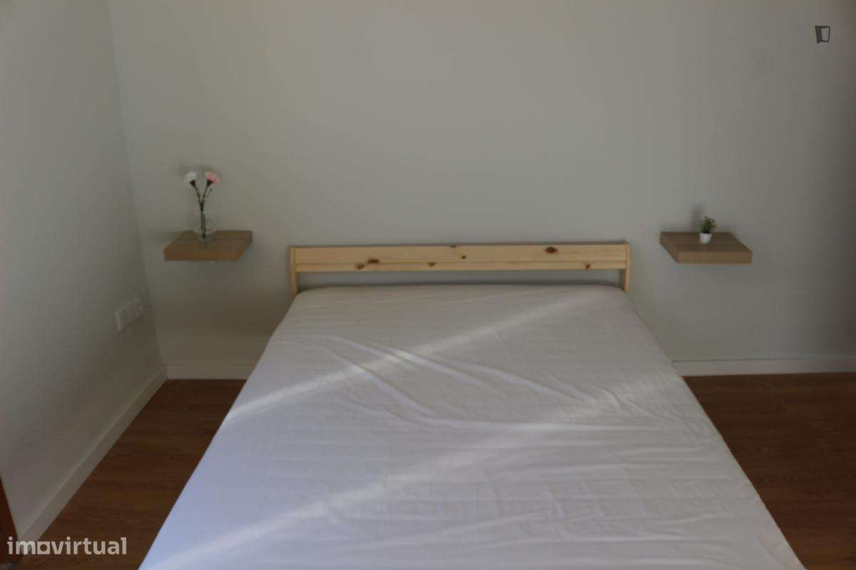 Quarto - localizado em Paranhos Porto - Grande imagem: 2/8