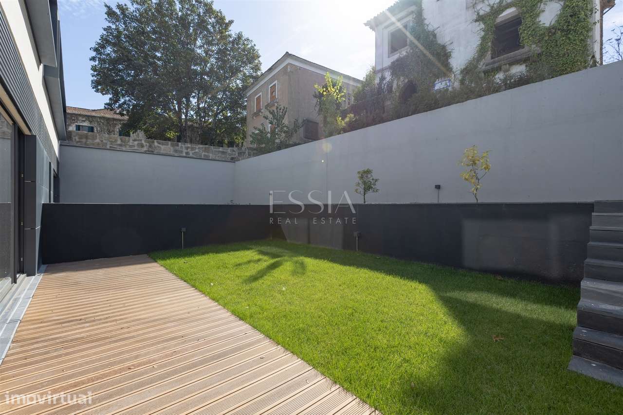 Moradia Geminada T3+1 com Jardim e Três Frentes na Boavista-12