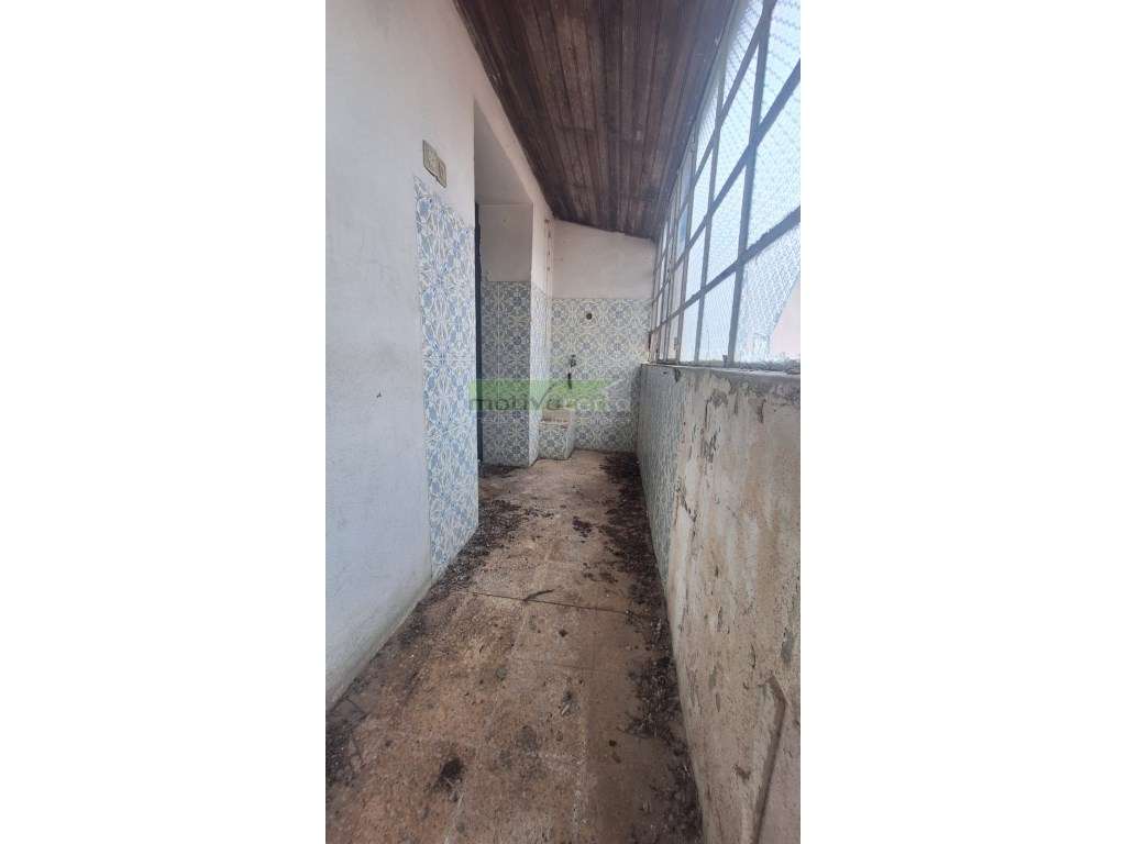 Moradia T2 com 2 Pisos no Coração de Campolide, Lisboa-11