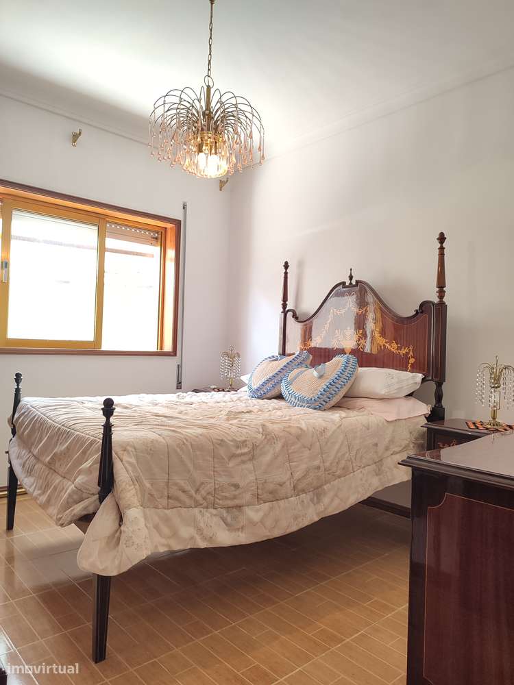 Moradia térrea com 4 frentes, garagem, anexos, jardim e bons acessos-24