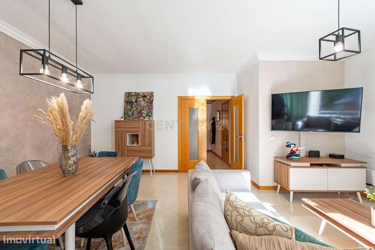 T3 em excelente estado com box de 41 m² e lareira | Vialonga-1