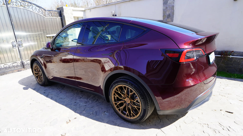 Tesla Model Y - 3