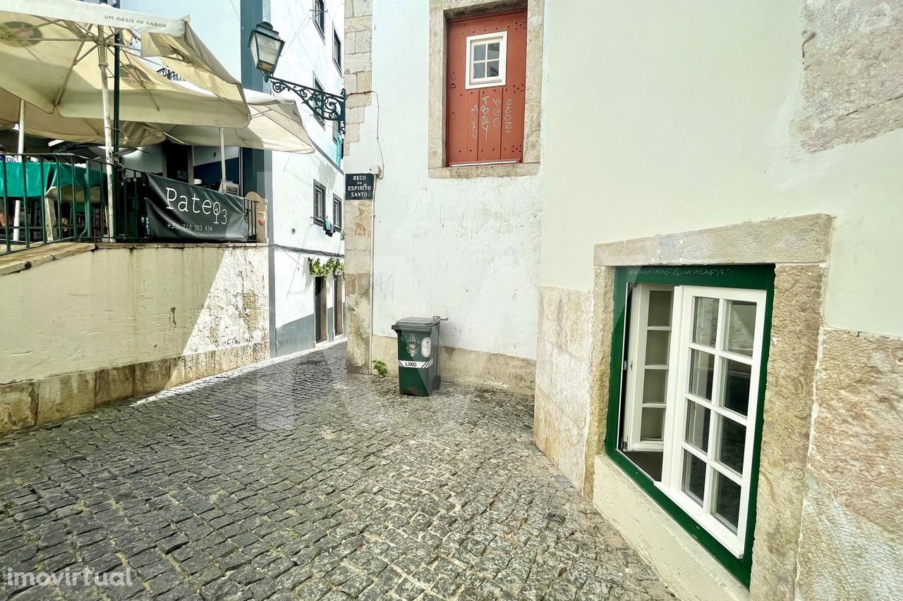 Casa do Espírito Santo em Lisboa, no Bairro de Alfama. Loja com possib