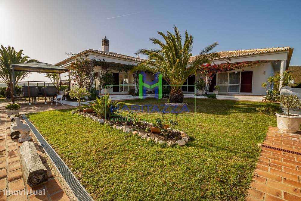 Fantástica Moradia Térrea T3+1, com piscina, grande jardim, e garagem,-15