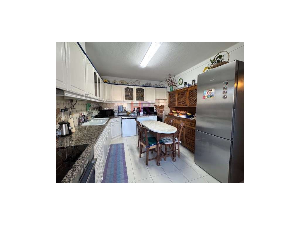 VENDE-SE MORADIA T4+1 COM PISCINA AQUECIDA E GARAGEM.-1