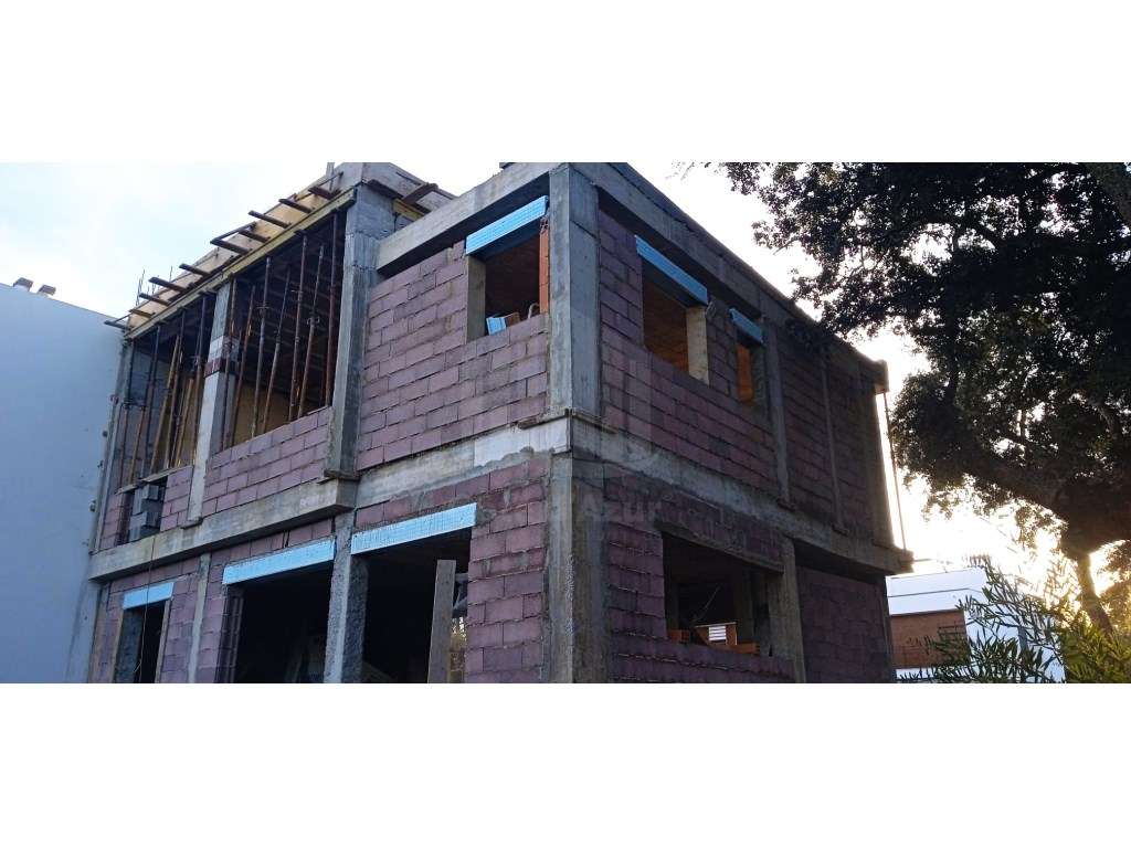 Moradia T4 com piscina em construção em Sesimbra, Alto das Vinhas. - Grande imagem: 2/9