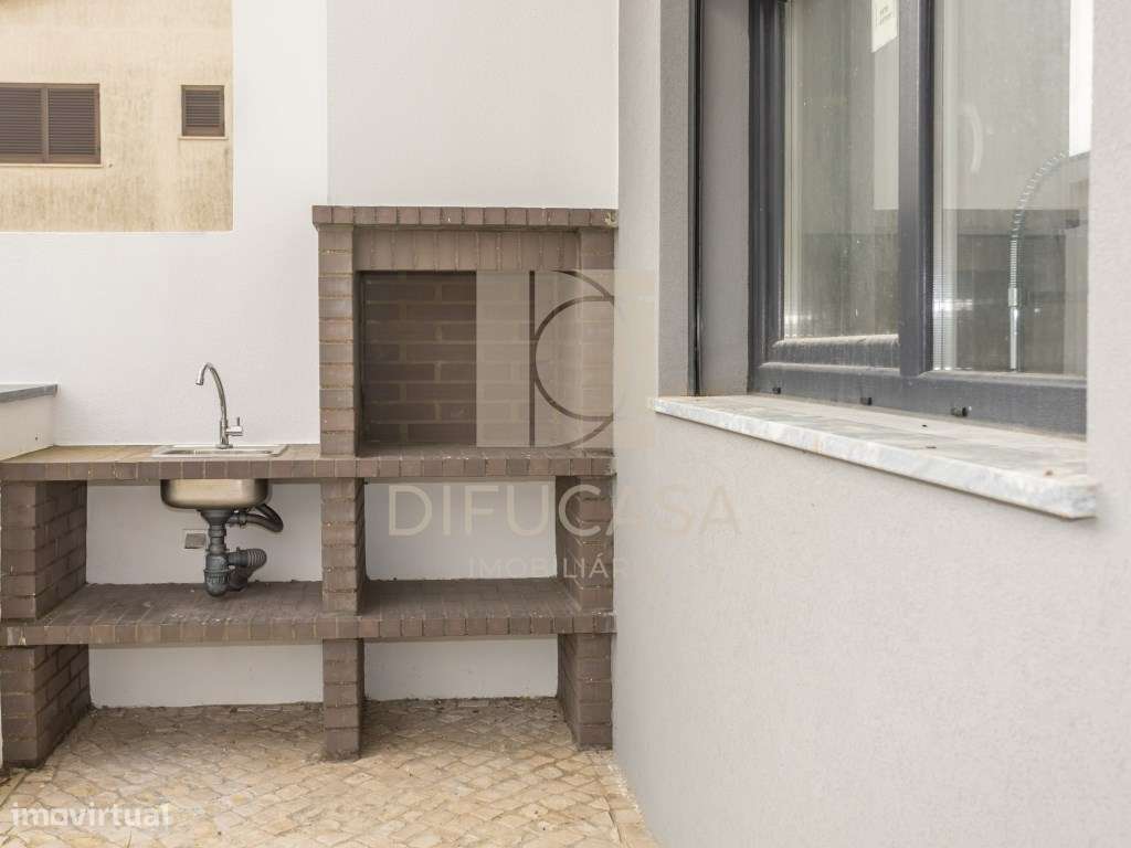 Moradia Com Garagem e Piscina Pronta a Habitar-7