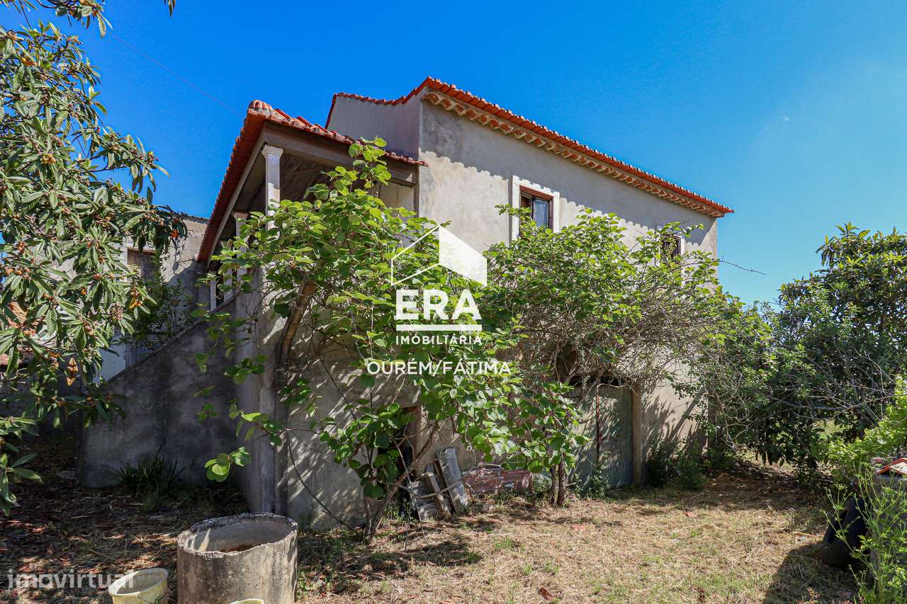 Moradia T2 com quintal localizada no Olival-6