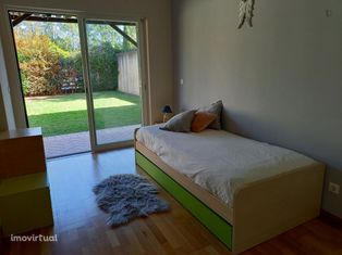 424557 - Quarto com cama de solteiro, com jardim, em apartamento com 3 quartos