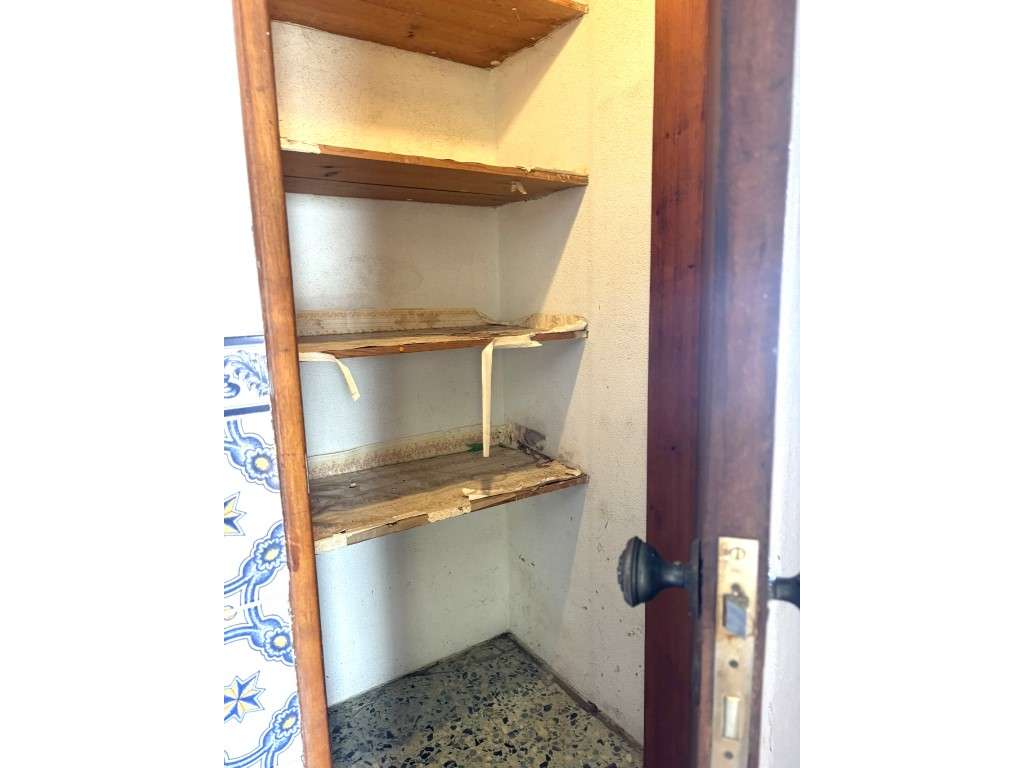 MORADIA PARA RECONSTRUÇÃO - GRANDE POTENCIAL DE VALORIZAÇÃO

Rua ...-29