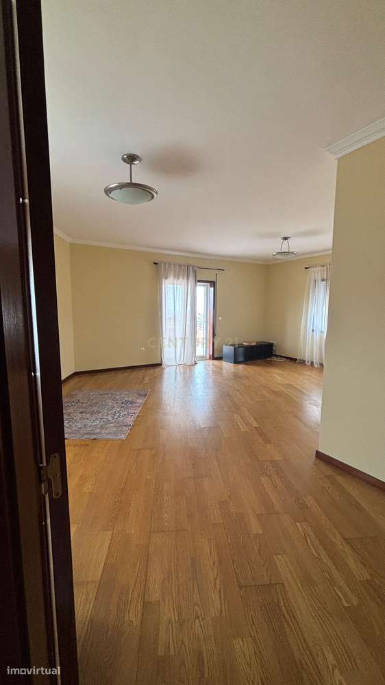 Apartamento T3 no Último Piso com Terraço e Garagem – A Apenas 750 Met-10