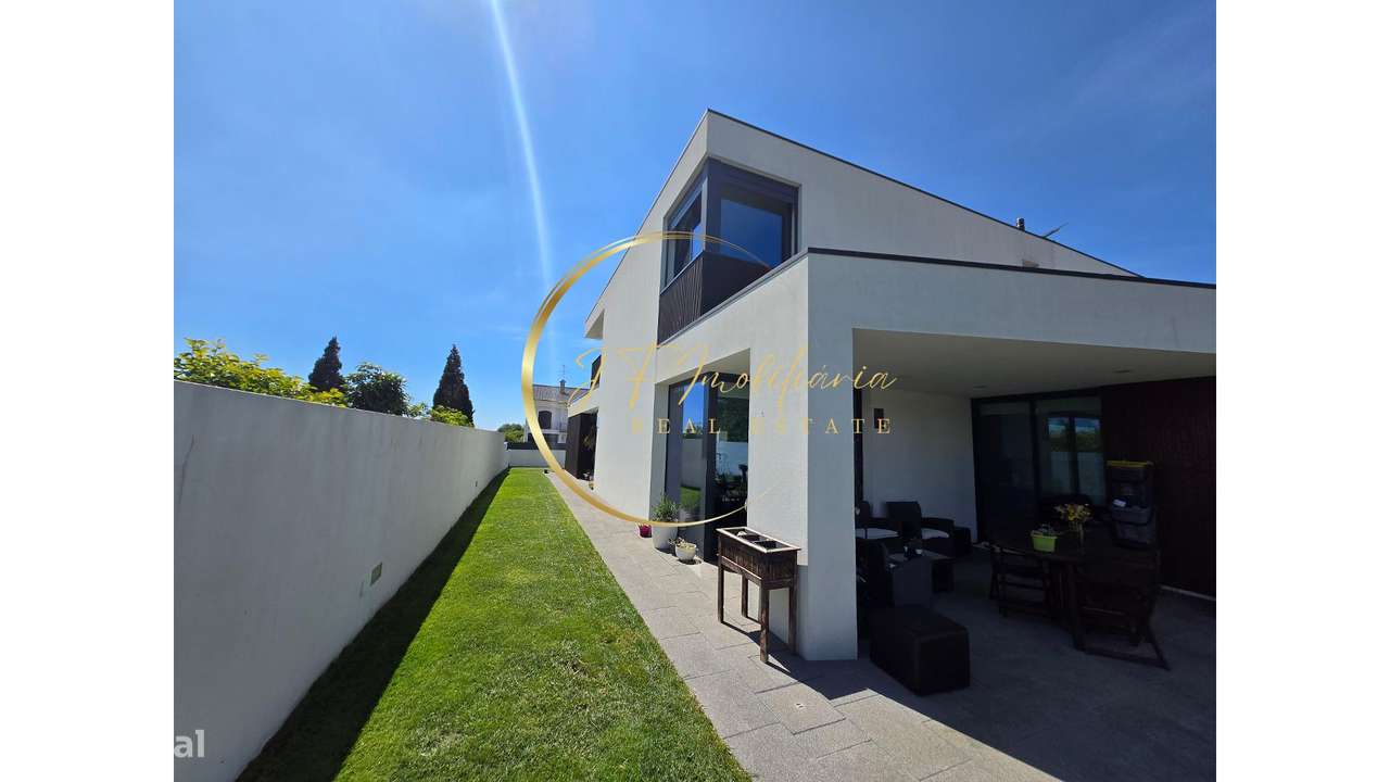 Moradia T4 de Luxo com Jardim-22