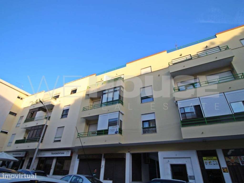 Apartamento T2 com 77m2 e arrecadação localizado na Verderena-16