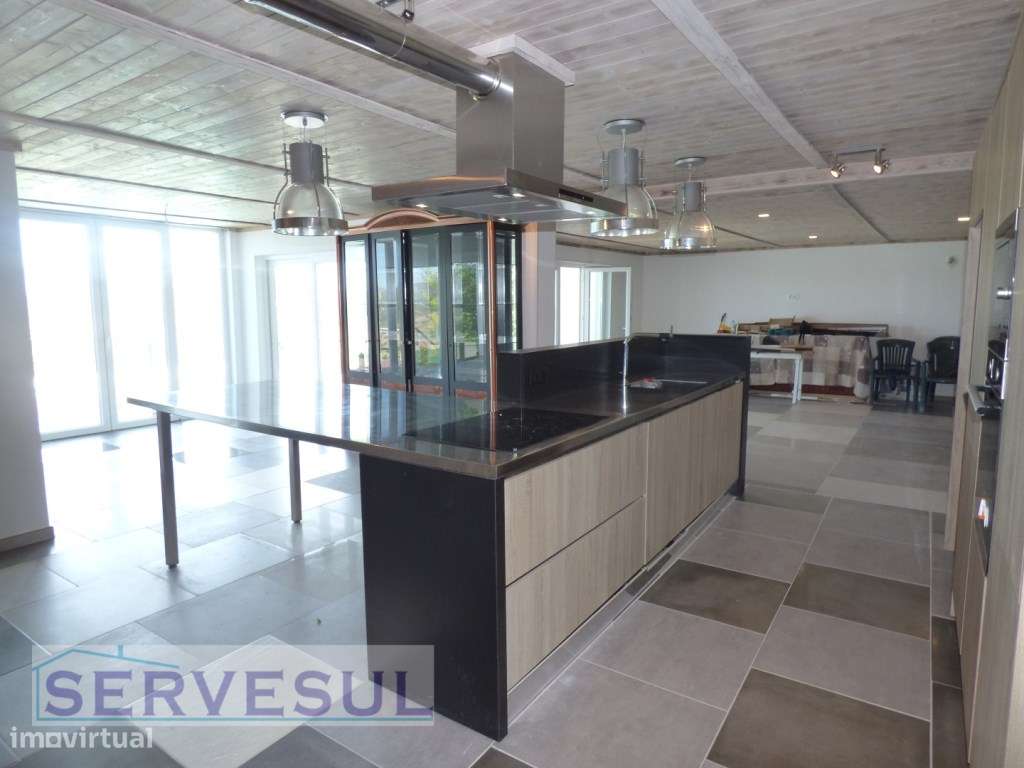 Espaçosa moradia de 2 pisos composta por 4 quartos com piscina e vi... - Grande imagem: 5/25