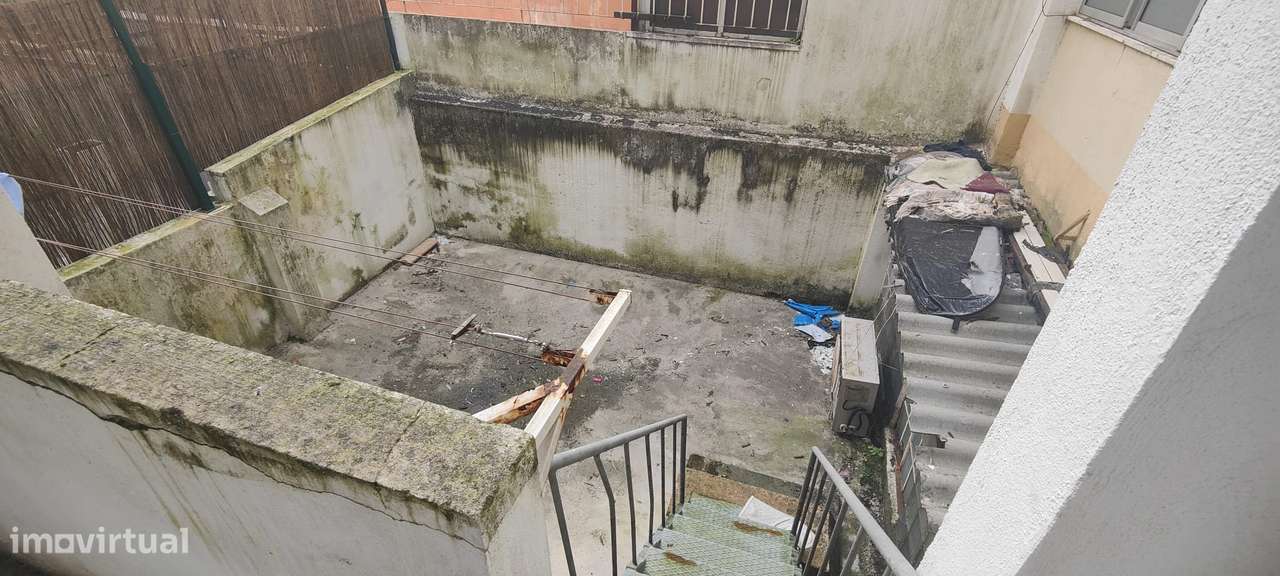 Apartamento T3 com varanda em Avenidas Novas, para remodelação total.-43