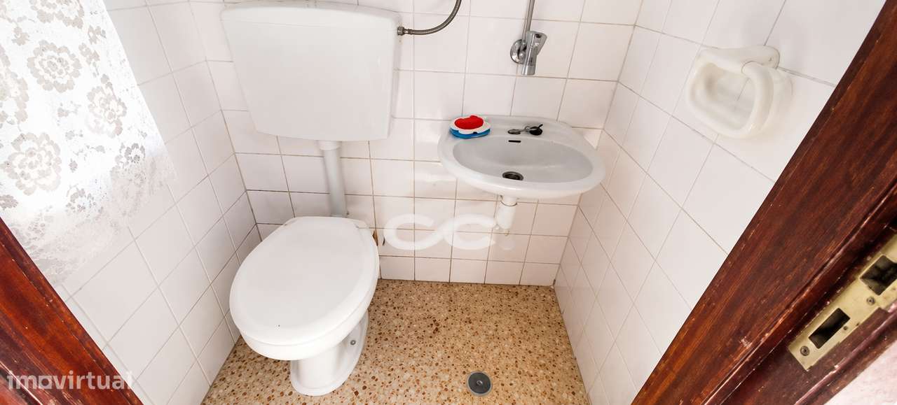 Moradia  T2 constituída por 2 pisos com quintal e terraços-29
