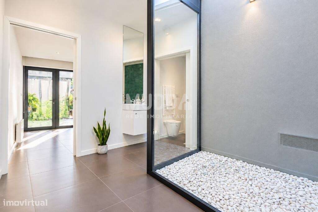 Moradia totalmente remodelada em 2025 — charme, modernidade e um jardi-16