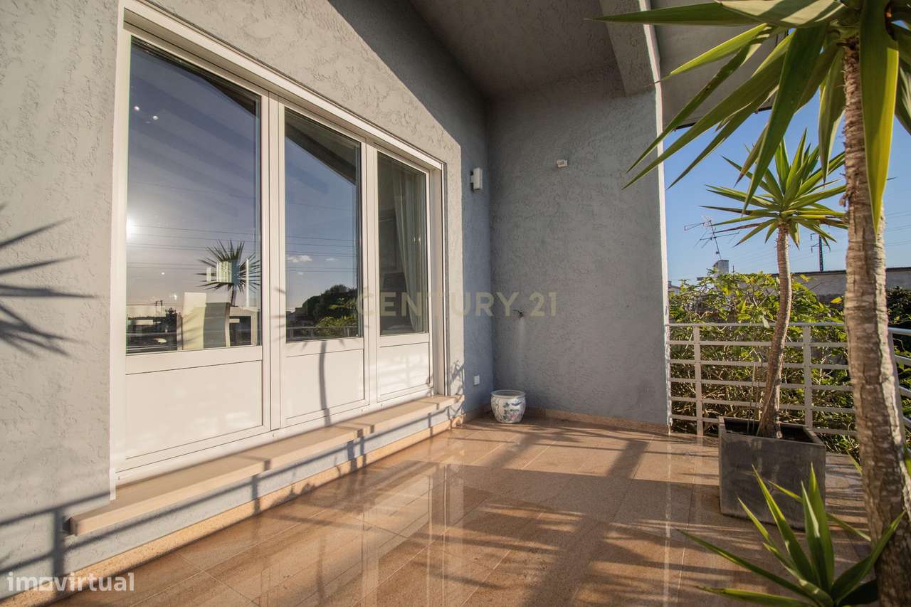 Moradia com piscina, terreno e anexos em Vieira de Leiria e a 2km da p-35