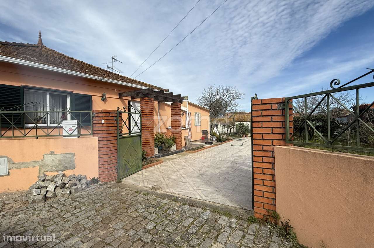 Moradia com terreno e anexos-3