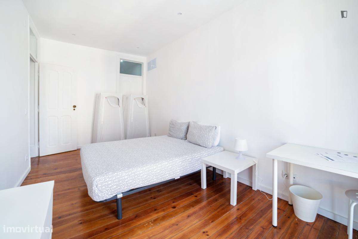 Quarto - localizado em Anjos Lisbon - Grande imagem: 3/16