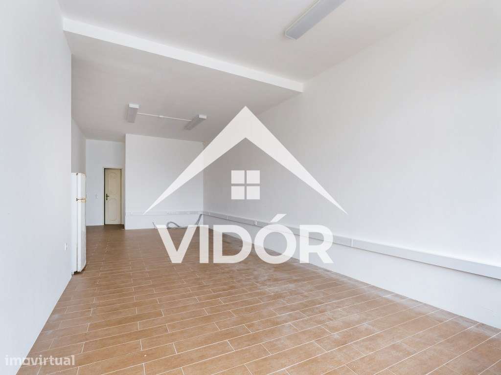 Loja com duas frentes solares em Paramos R/C com potencial para hab... - Grande imagem: 4/12