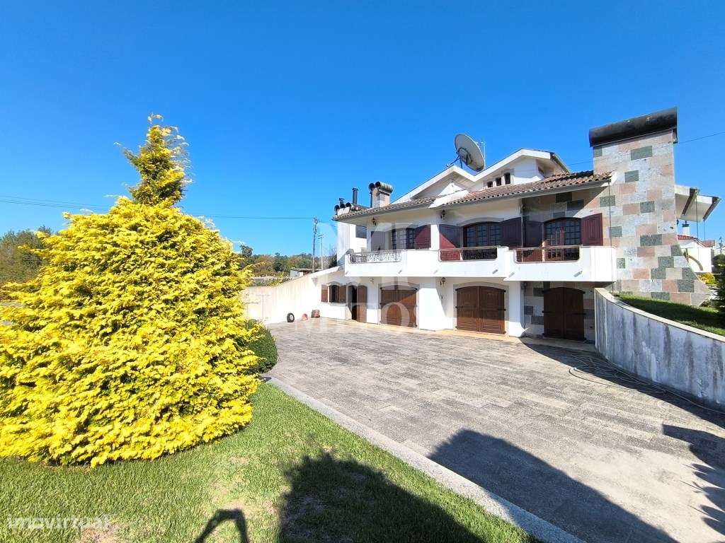 Moradia isolada com jardim e piscina - Alvarães-23
