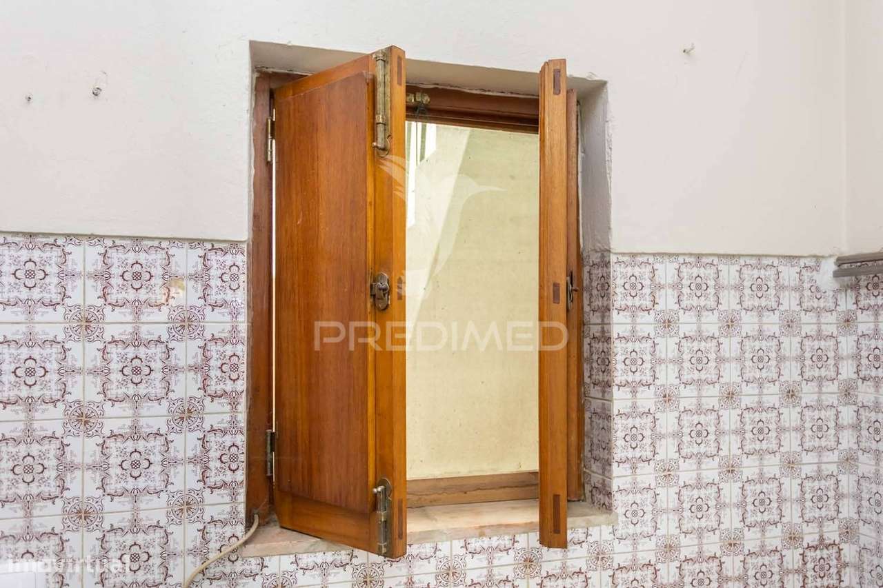 MORADIA COM LOGRADOURO, GARAGEM , TERRAÇO E SOTÃO - Grande imagem: 3/35