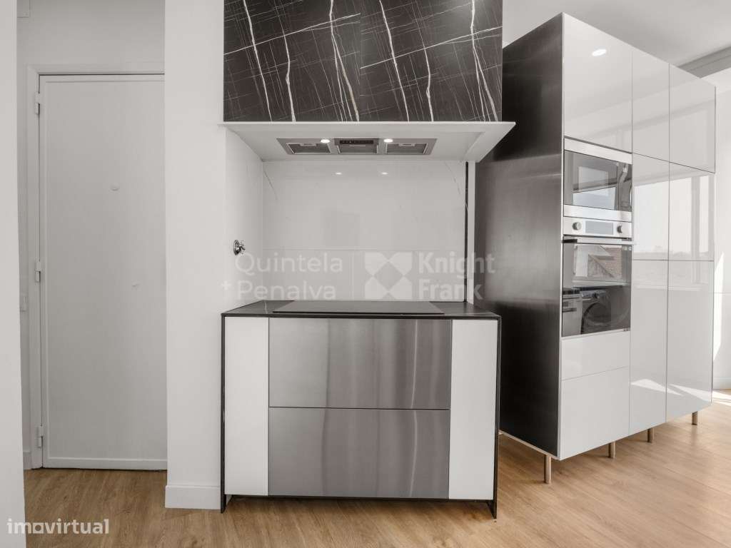 Apartamento T2 renovado com varanda em Arroios-13